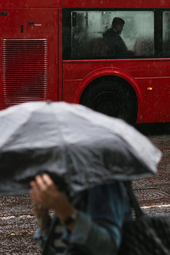 Photographie d'Hugo Payen montrant un homme sous un parapluie dans la rue