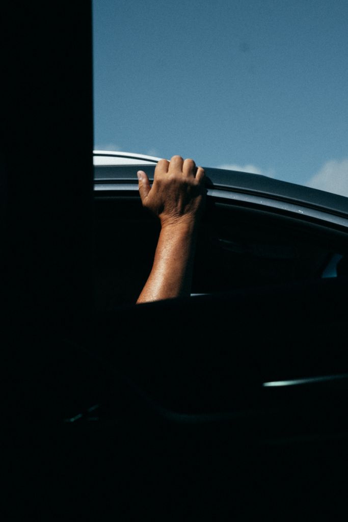 Photographie d'Hugo Payen montrant une main au dehors d'une voiture