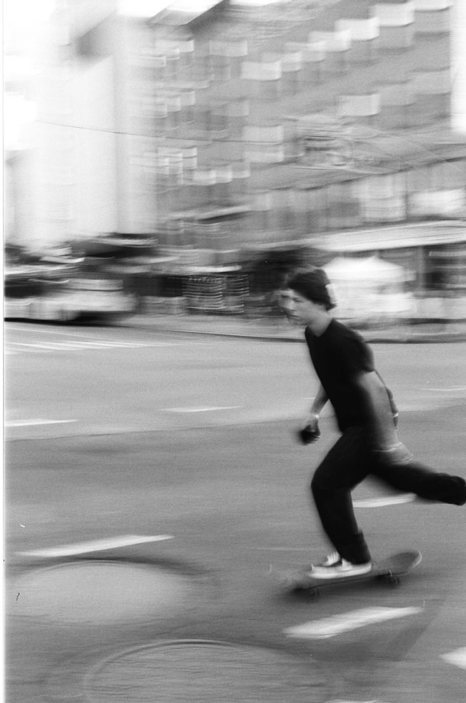 Photographie en noir et blanc d'Hugo Payen montrant un skater dans la rue