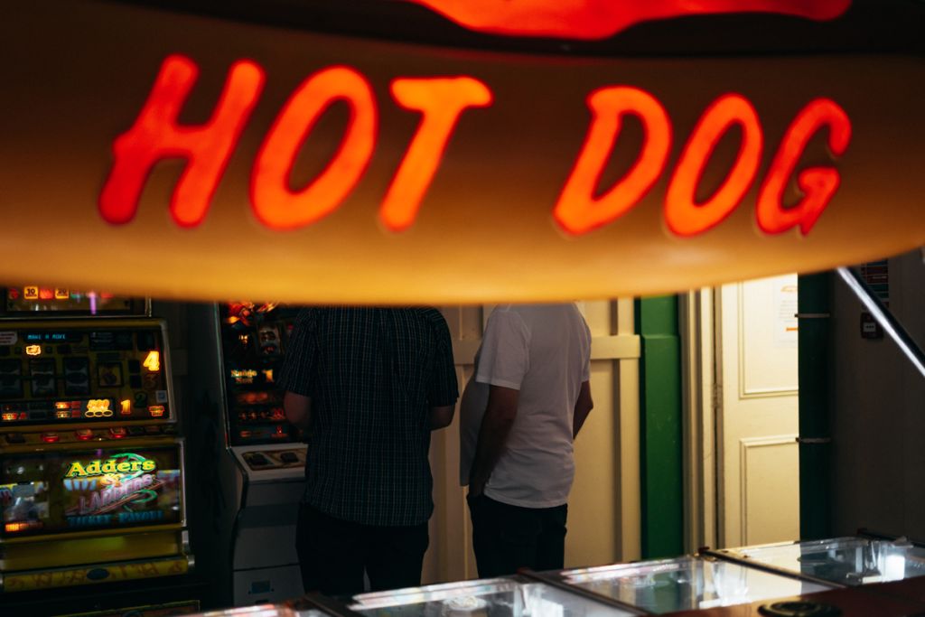 Photographie d'Hugo Payen montrant une personne derrière un stand de hot dogs