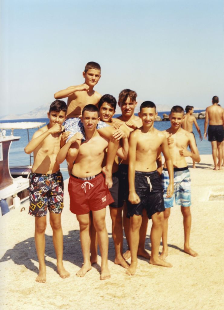 groupe de jeunes en maillot de bain