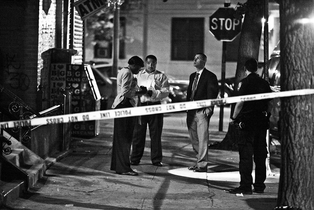 Scène de crime barricadé par la police. En noir et blanc