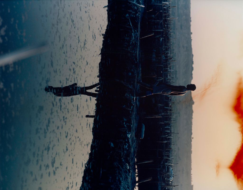 Photographie de Claudia Revidat montrant un homme marchant au bord de l'eau