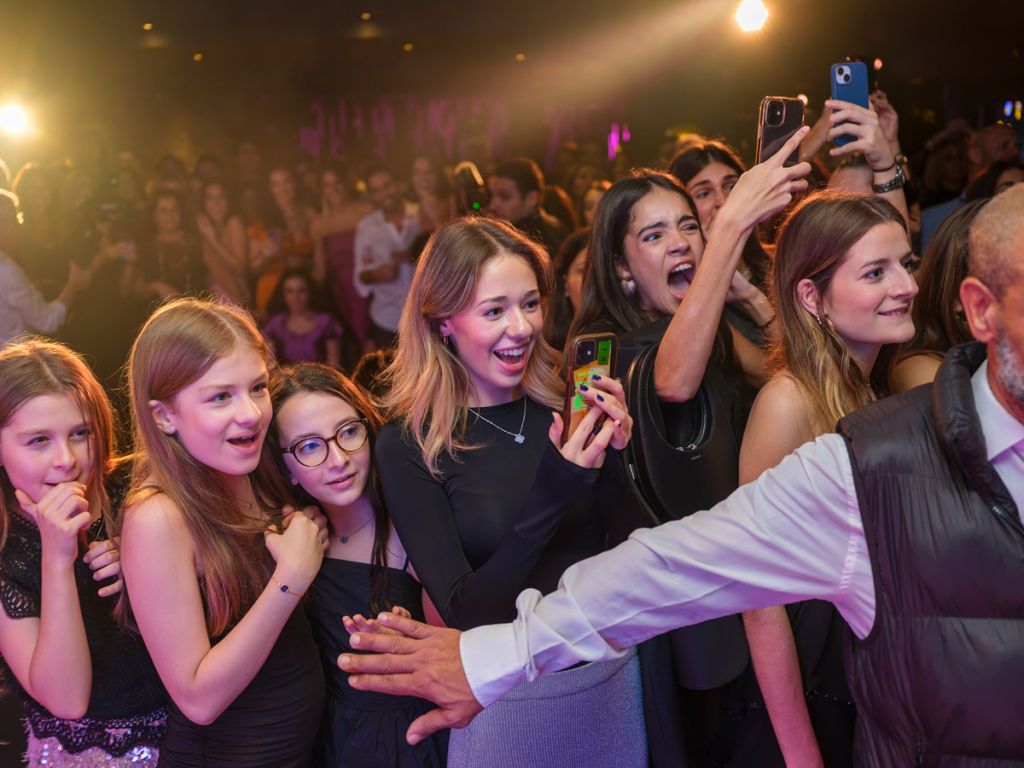 Photographie de Ljubiša Danilović montrant des personnes à un concert de sosies