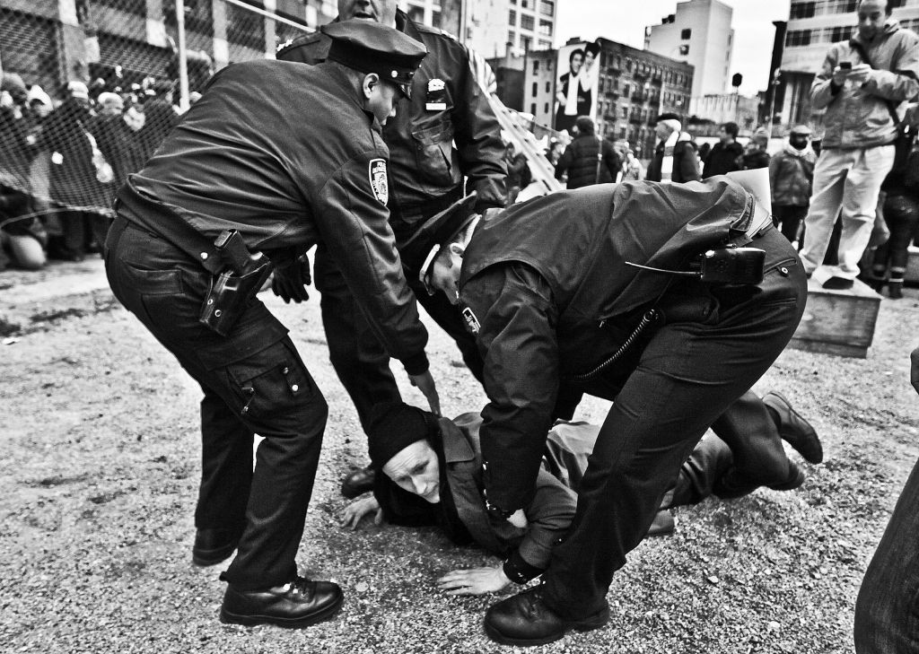 Un manifestant se faisant arrêter par la Police lors du mouvement Occupy Wall Street.