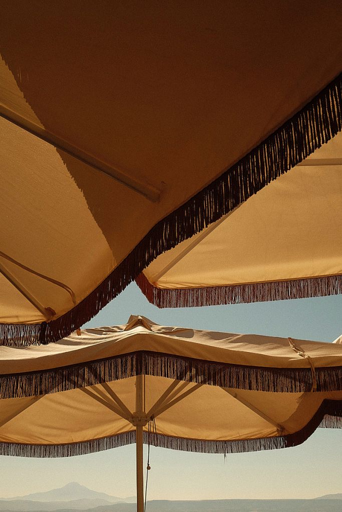 Photographie de Sarah Carrier montrant des parasols