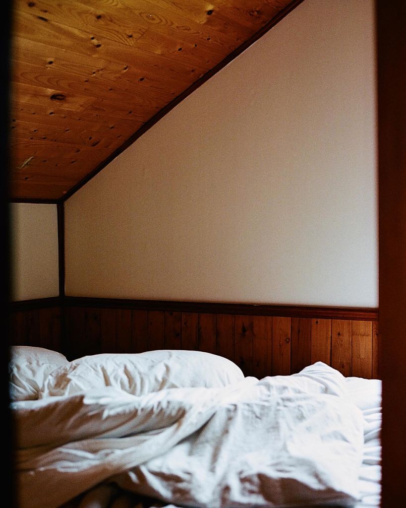 Photographie de Sarah Carrier montrant un lit