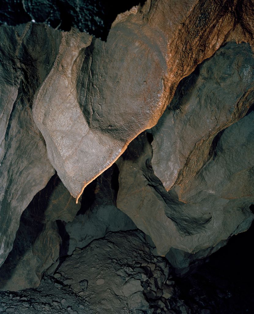 Roche dans une grotte