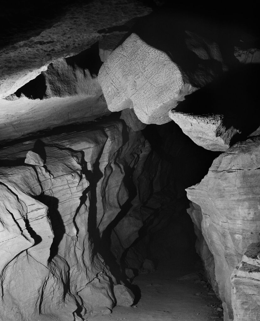 Grotte, en noir et blanc