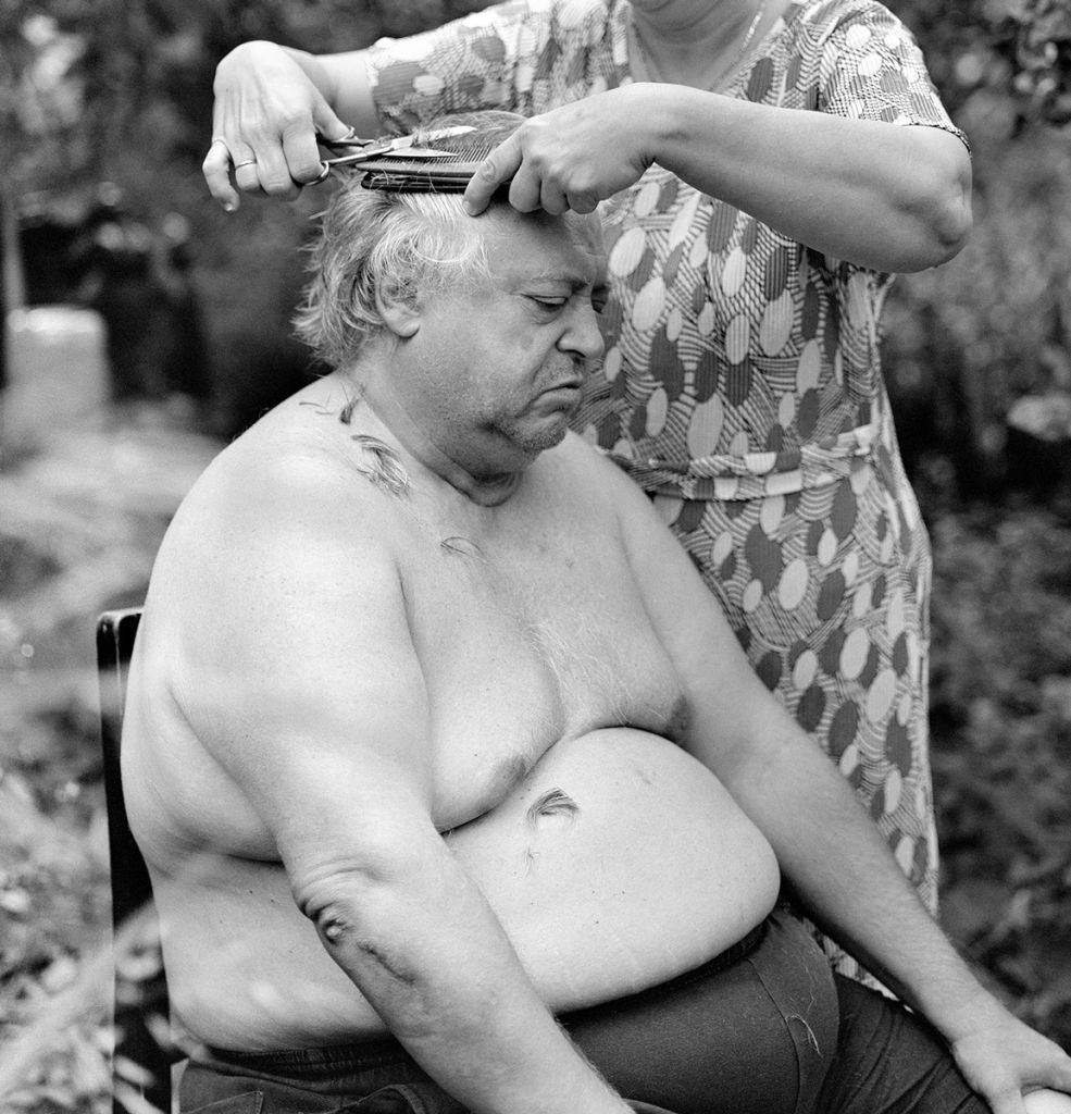 Photographie de Balázs Turós montrant une personne se faisant couper les cheveux