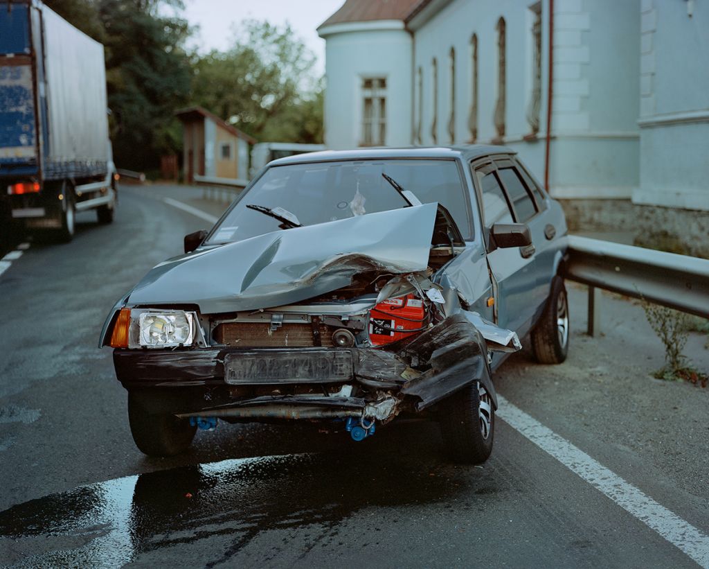 Photographie de Balázs Turós montrant une voiture accidentée