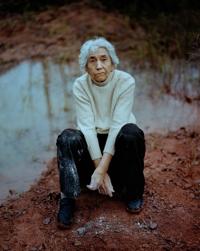 Photographie de Balázs Turós montrant une femme âgée assise devant un point d'eau