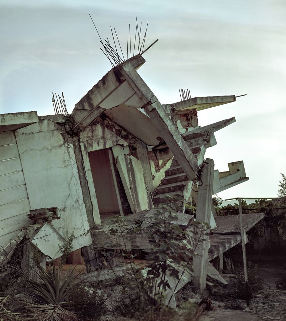 Photographie de Balázs Turós montrant une maison détruite