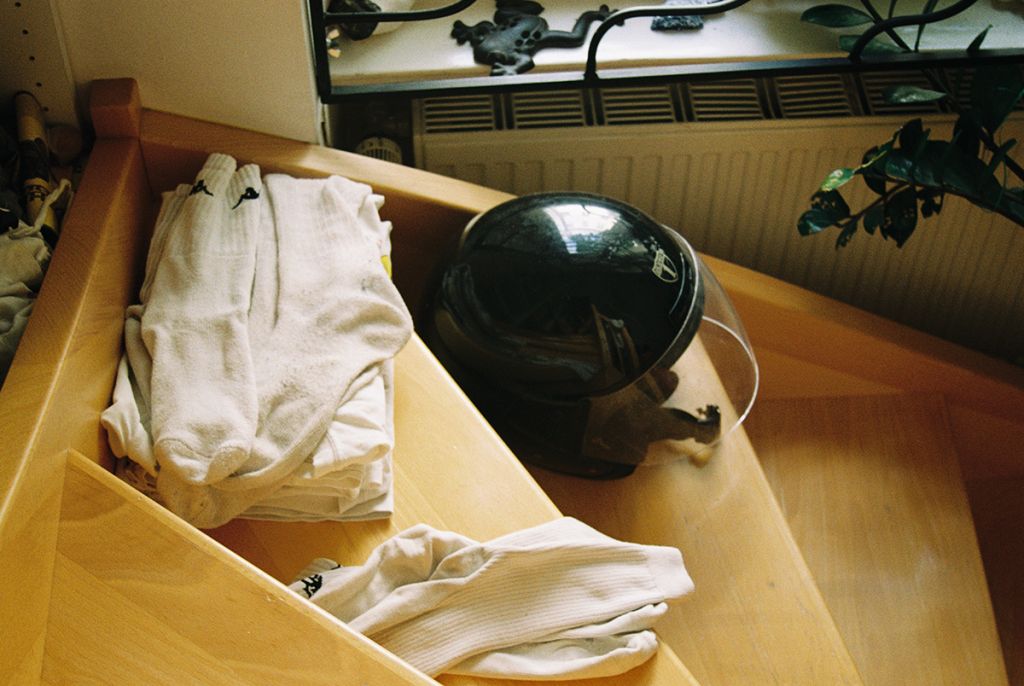 Escalier en bois avec un casque de moto et du linge blanc