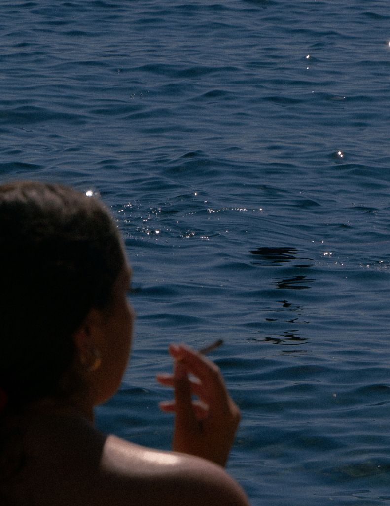 Femme fumant au bord de mer