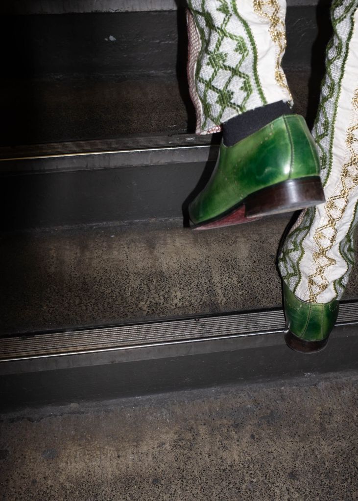 chaussures vertes dans l'escalier du métro