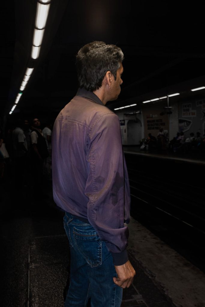 passant attendant le métro dans une station