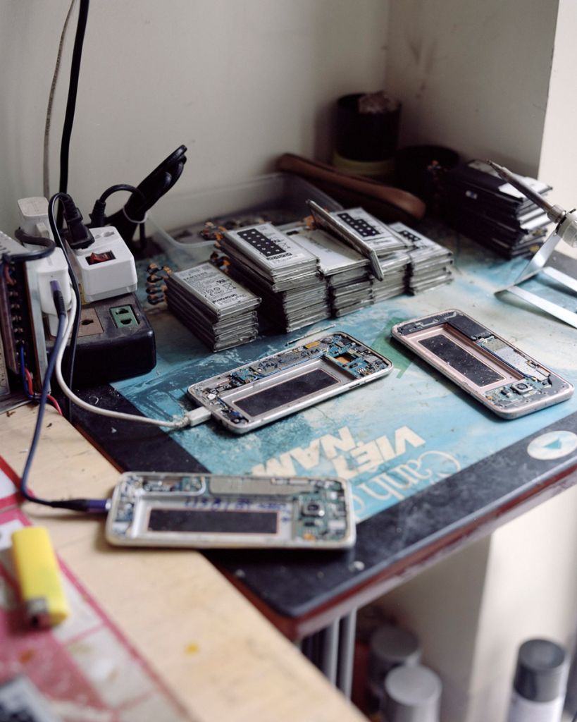 Photographie de Jack Latham montrant des téléphones dans une ferme à clics