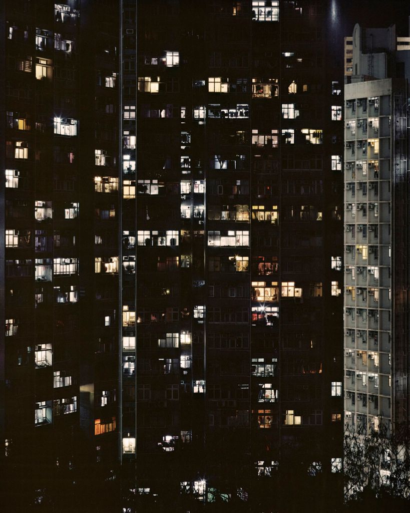 Photographie de Jack Latham montrant une façade d'immeuble de nuit