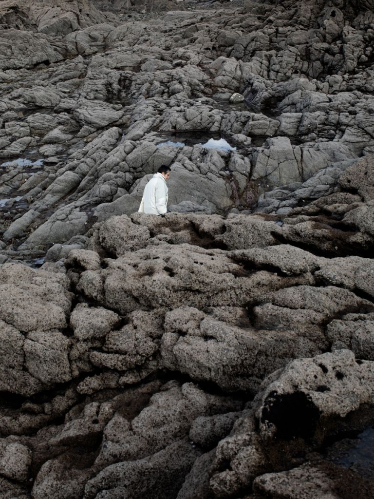 Personne se promenant au bord d'un estran