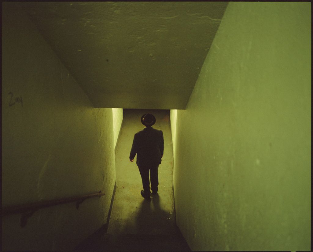 L’inspecteur Handley sort d’un bâtiment, Brownsville, Brooklyn.