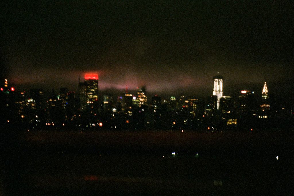 Vue de la ligne des toits de Manhattan à travers la fenêtre d'une voiture de police, février.