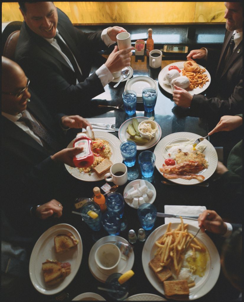 Les inspecteurs au petit-déjeuner dans le centre de Brooklyn.