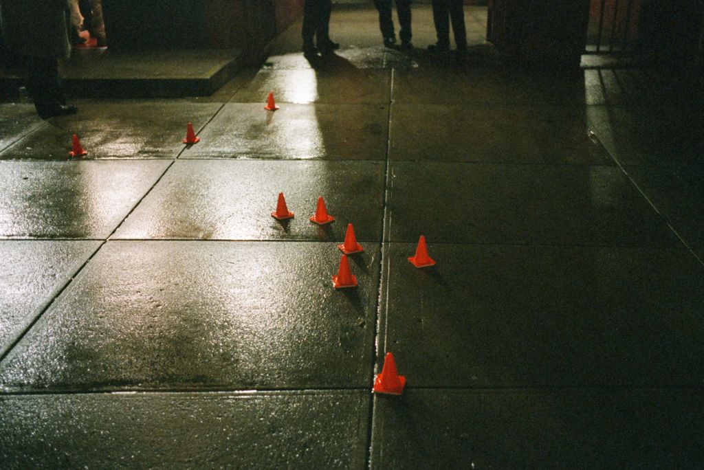 Cônes orange placés sur les douilles d'une quadruple fusillade.