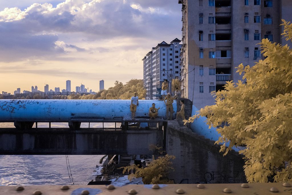 Prise de vue le long d'un rivière dans une ville