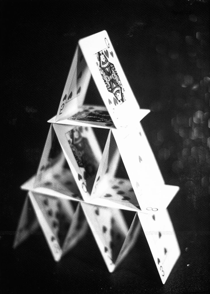 Château de cartes en noir et blanc