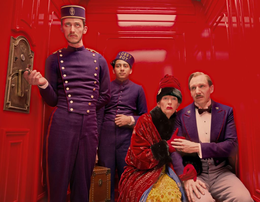 Paul Schlase, Tony Revolori, Tilda Swinton et Ralph Fiennes dans The Grand Budapest Hotel (2014), image tirée du film