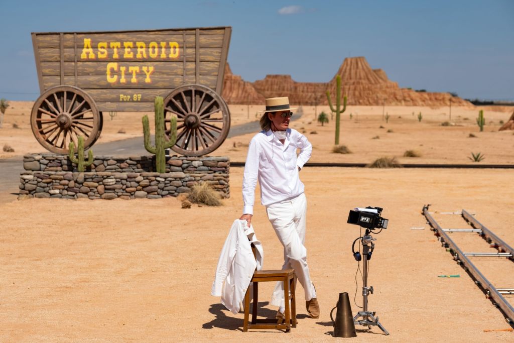 Wes Anderson sur le tournage de Asteroid City (2023), photo de Roger Do Minh