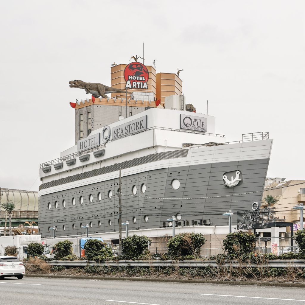 Love Hotel en forme de paquebot, avec un T-rex sur le toit