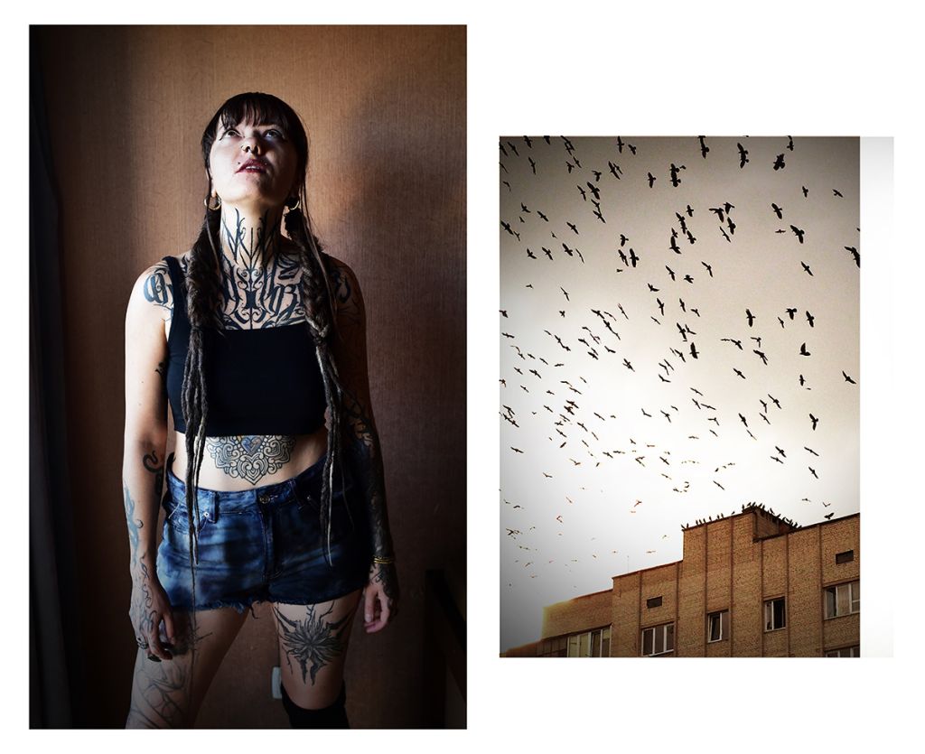 Femme tatouée en diptyque avec une architecture ruse et des oiseaux qui s'envolent