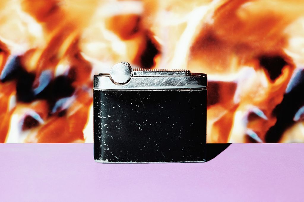 Un briquet sur fond en flamme