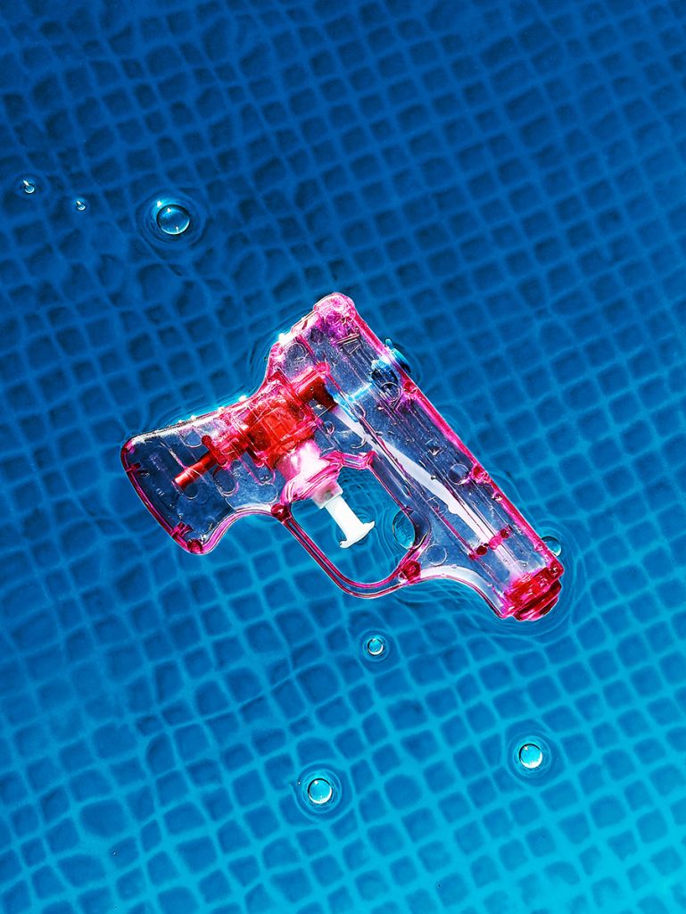 Pistolet à eau dans une piscine