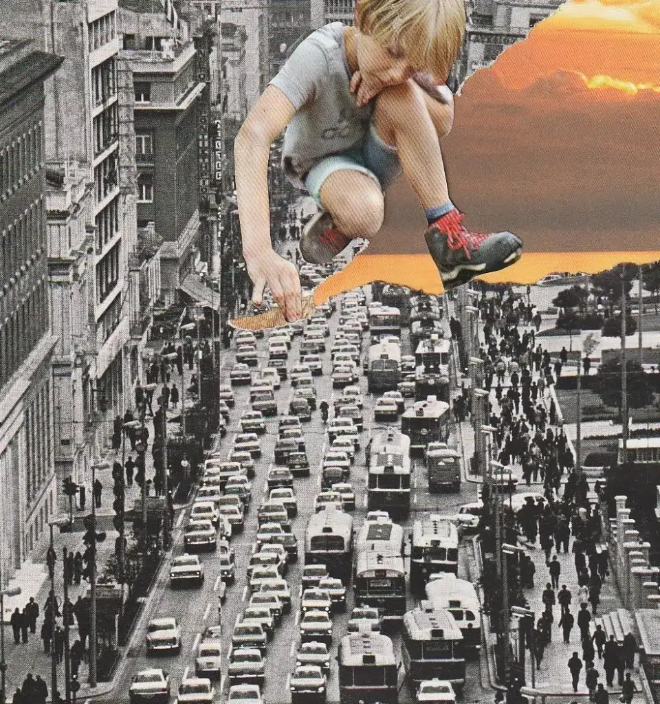 Collage d'un petit garçon qui joue avec les voitures dans la rue