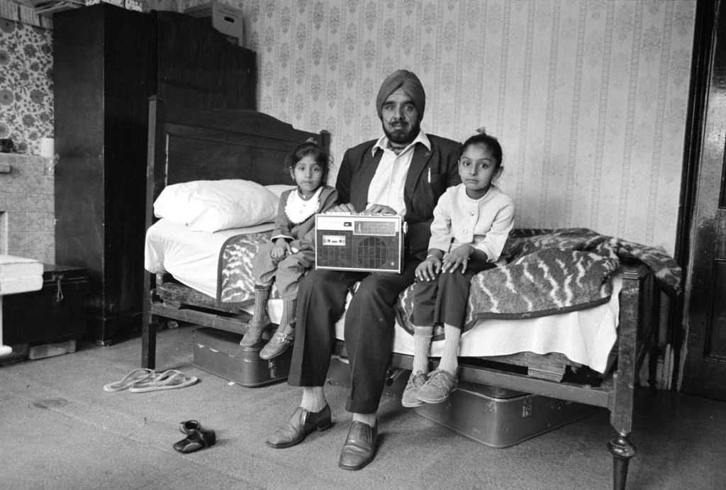 Un homme avec ses deux filles et son bien le plus précieux, Southall, 1976