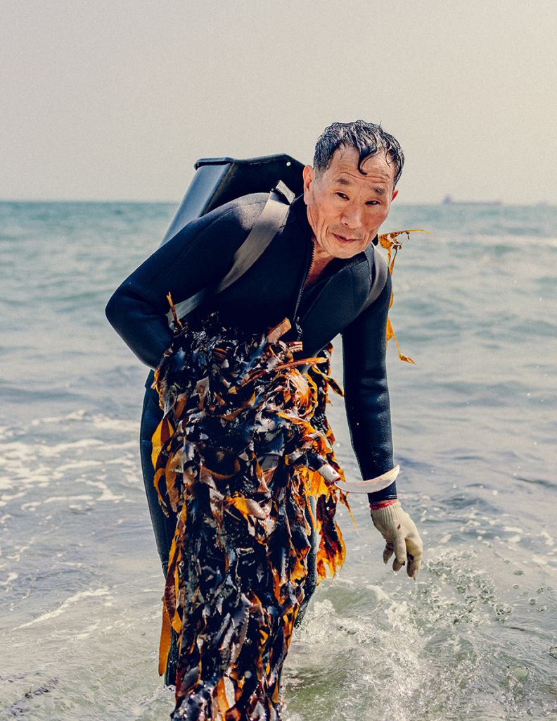 Un pêcheur Sud-Coréen qui sort de l'eau.