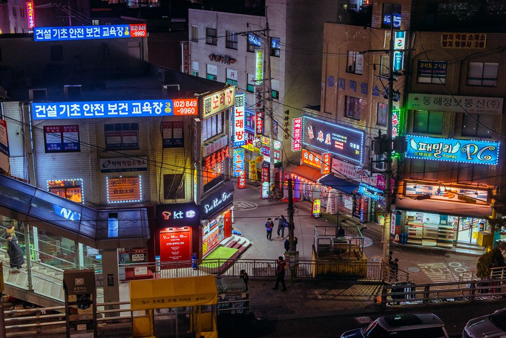 Ville de Corée du Sud la nuit avec des néons