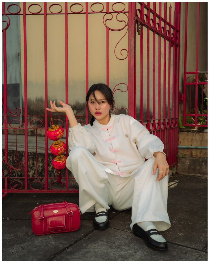 Une femme au style asiatique pose dans une rue pour le Nouvel An lunaire