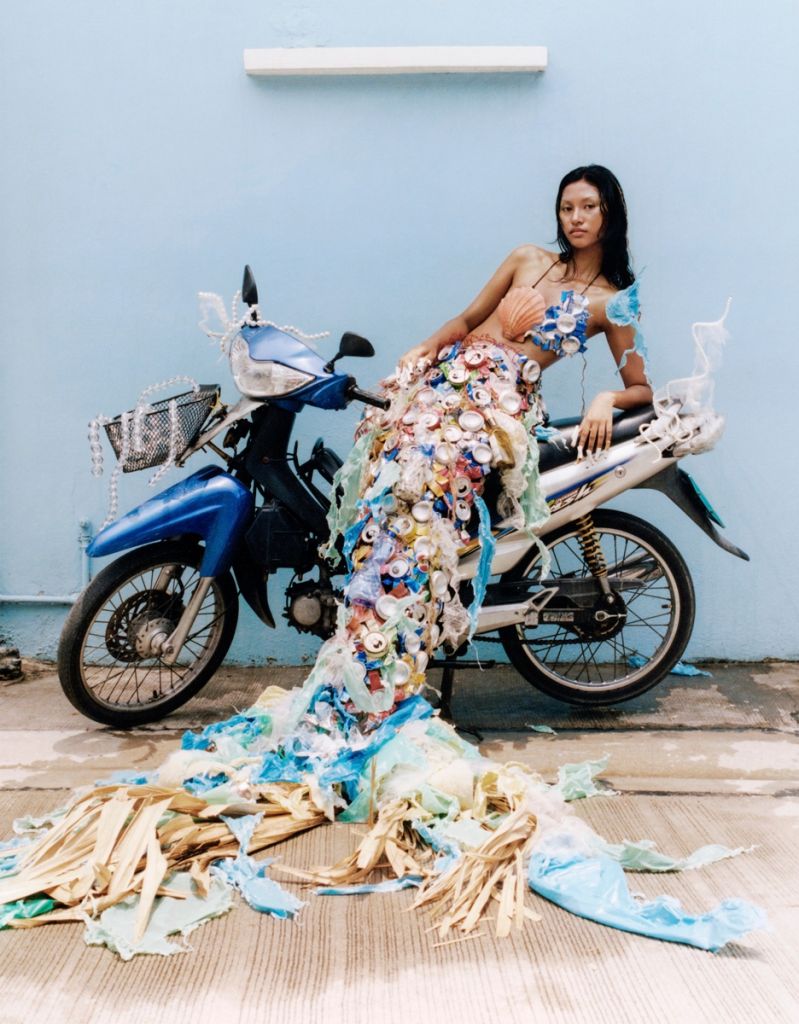 Femme vêtue comme une sirène sur une moto