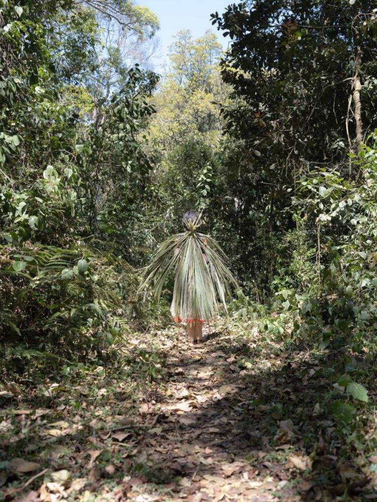 Portrait d'une personne dans la forêt