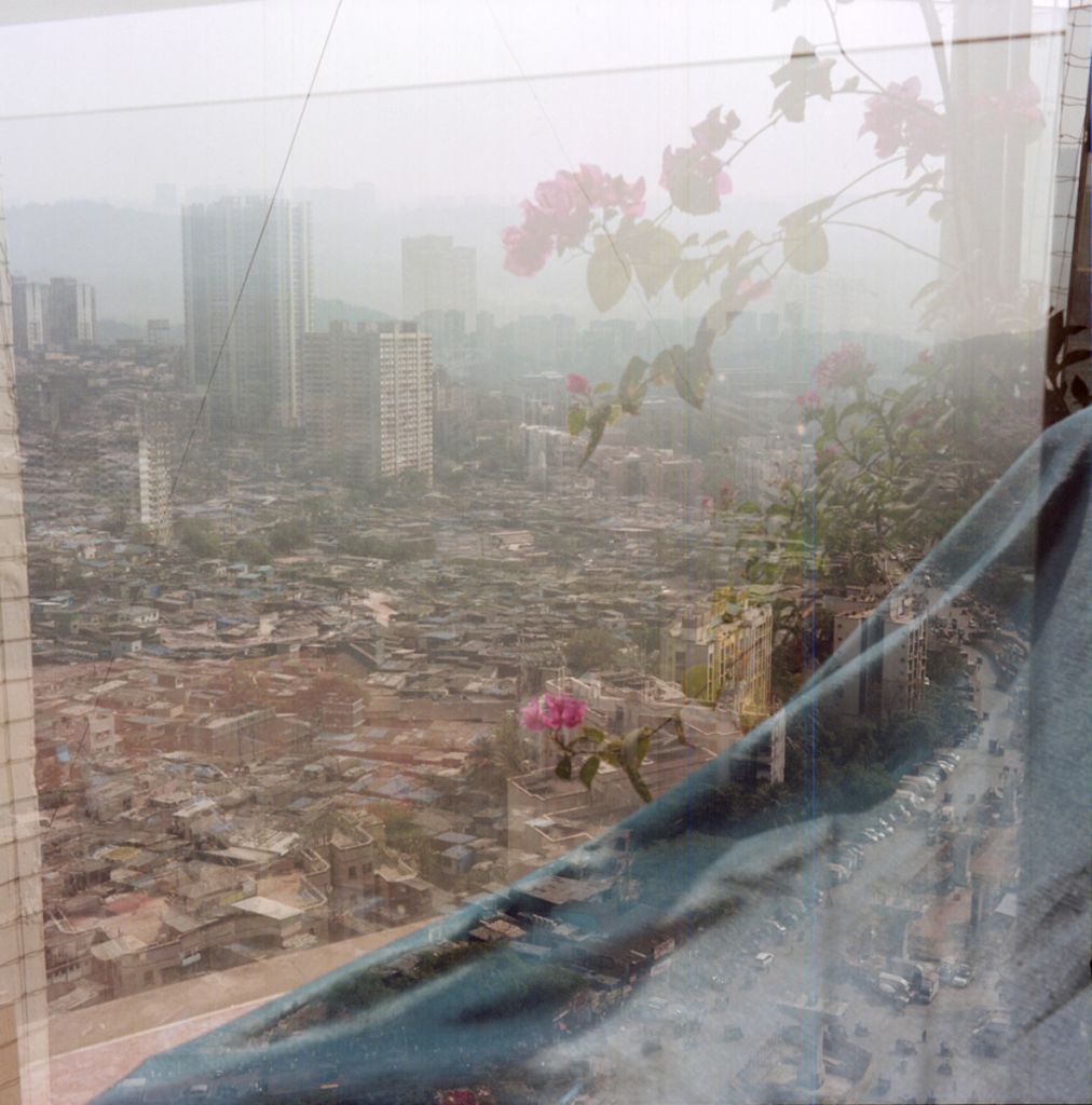 Vue sur la ville depuis la fenêtre d'un immeuble