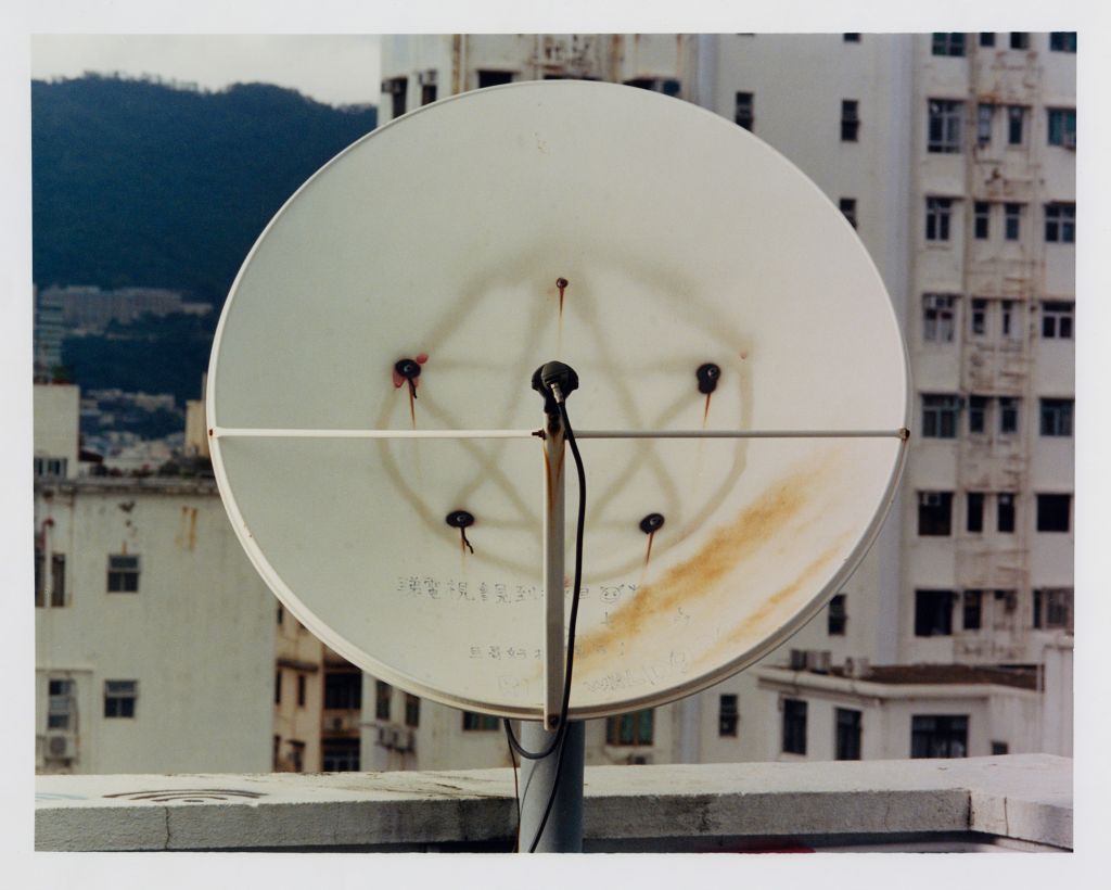 Antenne parabole sur le toit d'un immeuble.