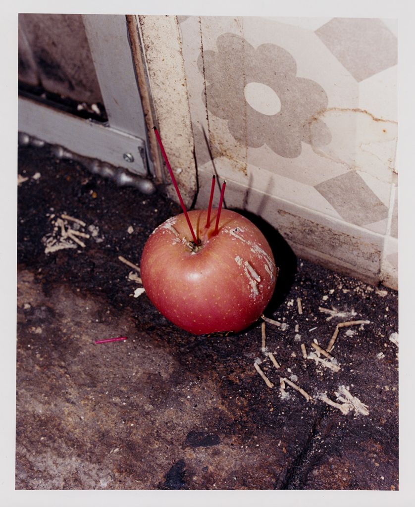 Pomme dans laquelle on a planté des bâtons d'encens.