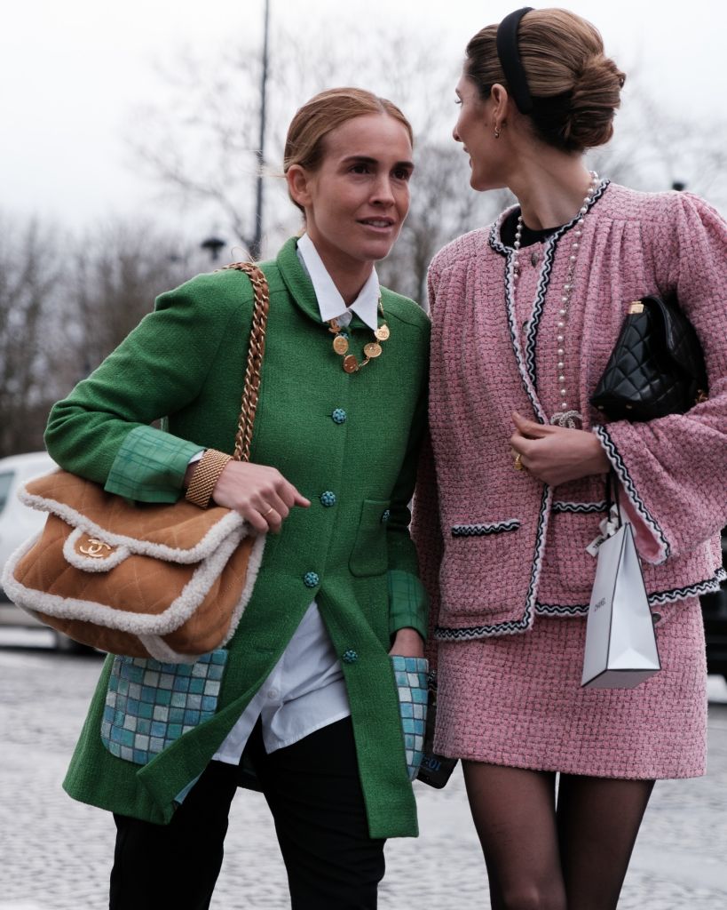 Deux femmes dans la rue habillées en Chanel.