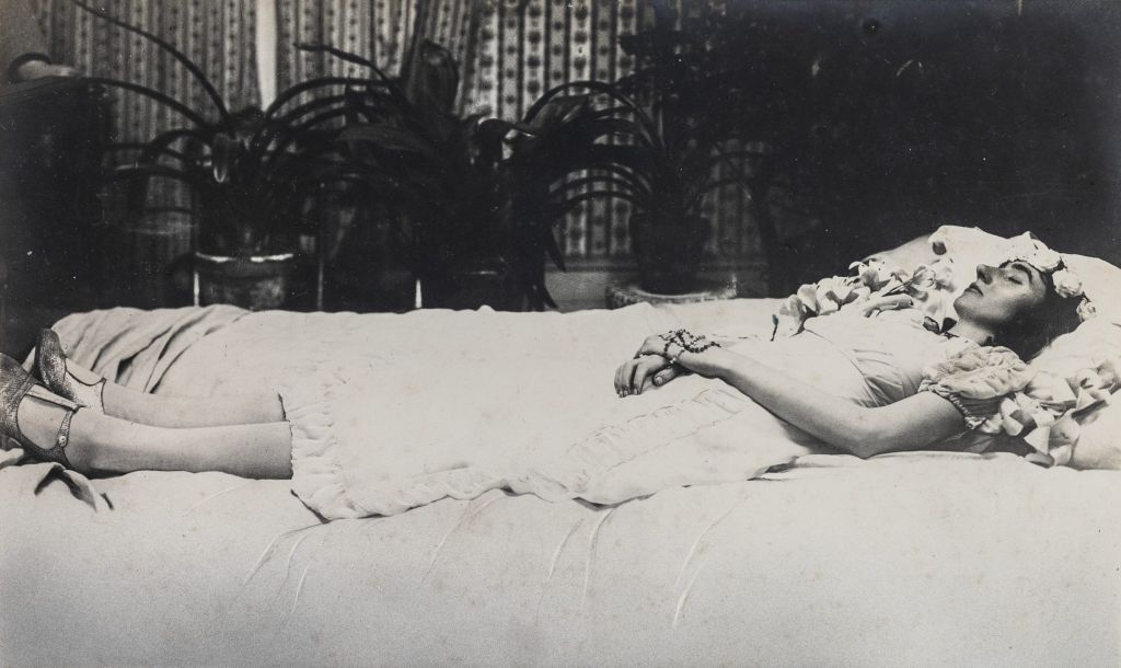 Photographie post-mortem d'une femme sur son lit