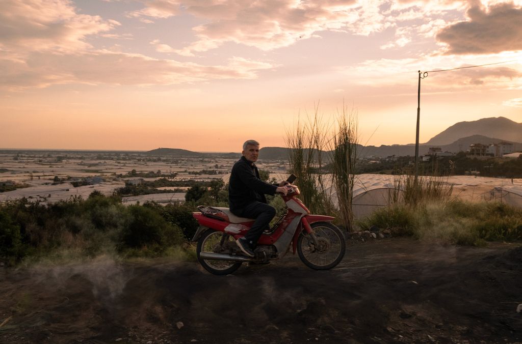 Un homme sur un moto dans un paysage aride