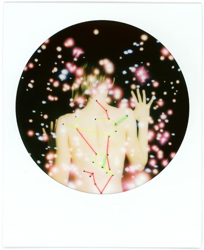 Personne dans la nuit, feux d'artifice, broderie sur polaroid